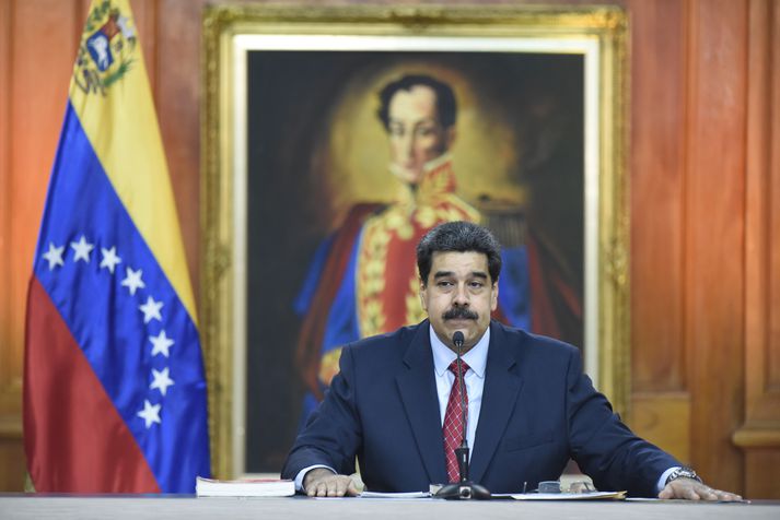 Nicolás Maduro. Í bakgrunn má sjá málverk af frelsishetjunni Simóni Bolívar