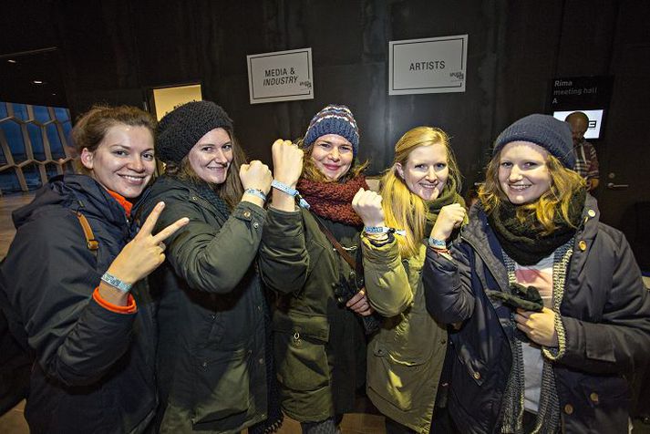 Stelpurnar voru ánægðar með að vera komnar með Airwaves-armbandið sem veitir aðgang að tónlistarhátíðinni.