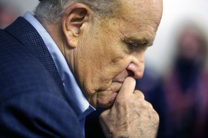 Rudy Giuliani, persónulegur lögmaður Trump, hefur verið í miklum samskiptum við menn í Úkraínu þar sem hann hefur reynt að grafa upp skaðlegar upplýsingar um Biden. Hvíta húsið var varað við því í fyrra að rússneskir útsendarar reyndu að notfæra sér Giuliani til að dreifa fölskum upplýsingum.