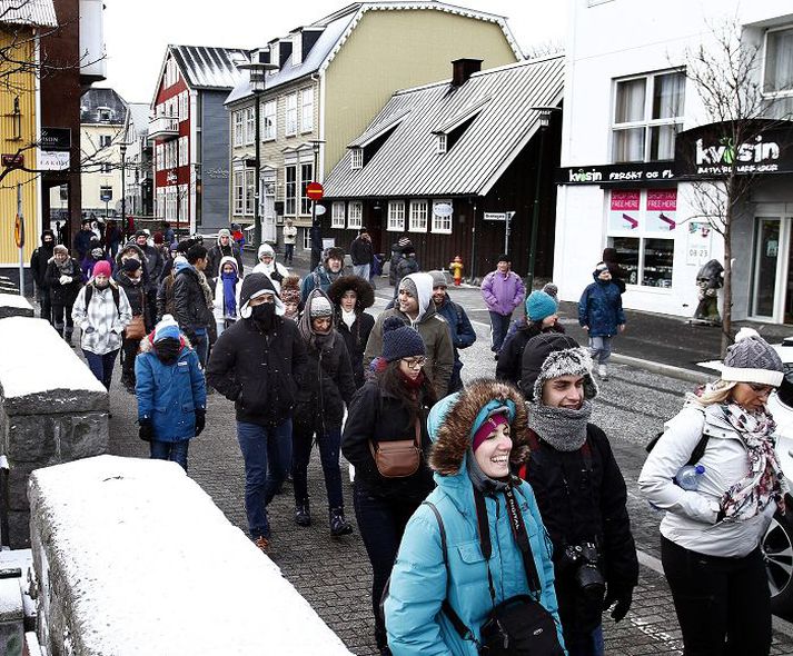 Reykjavík Svo gæti farið að hlutfallslega fleiri útlendingar störfuðu við ferðaþjónustu á landsbyggðinni en í höfuðborginni. Mikill fjöldi ferðamanna í Reykjavík yfir vetrarmánuðina býr til fleiri heilsárstörf á suðvesturhorni landsins en annars staðar á landinu.