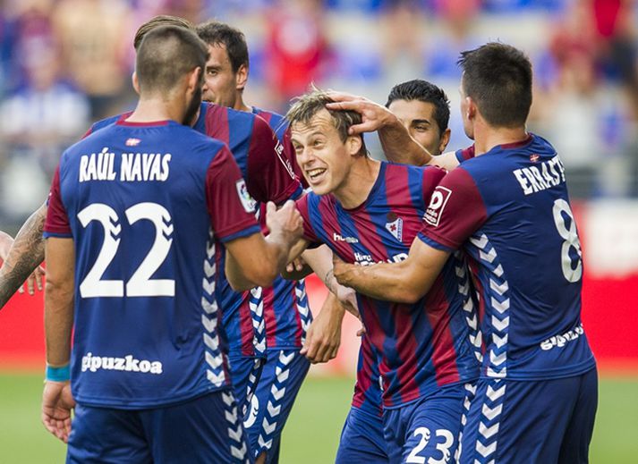 Nýliðar Eibar fagna marki Javi Lara.