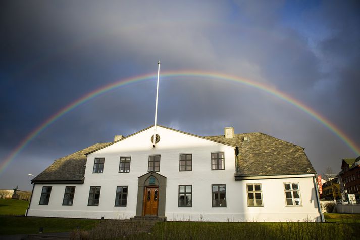 Ríkið kaupið auglýsingar og kostaða dreifingu efnis á samfélagsmiðlum í síauknum mæli. 