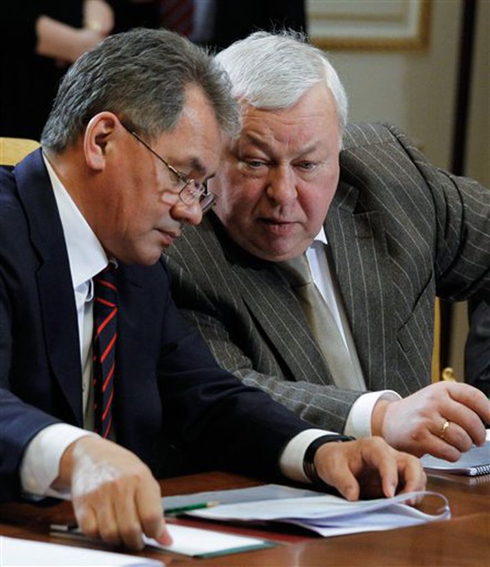 Sergei Shoigu, (til vinstri) og yfirmaður öryggissveita Rússa, Yevgeny Murov.