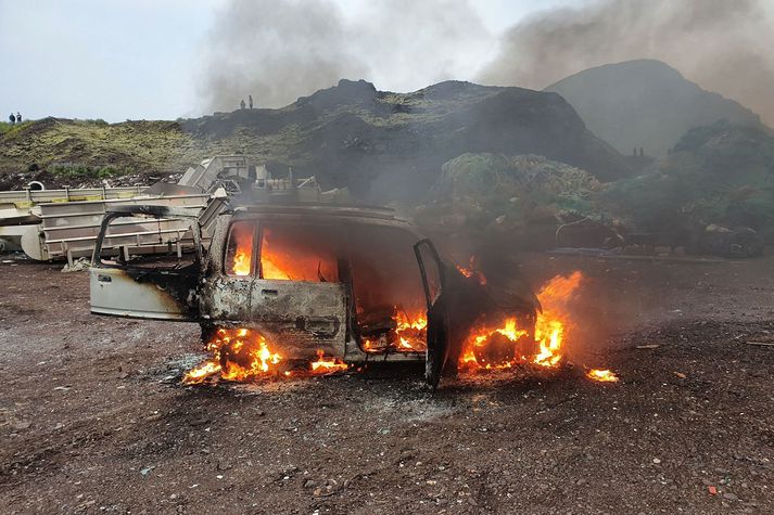 Bíllinn logaði glatt þegar slökkvilið kom á vettvang.