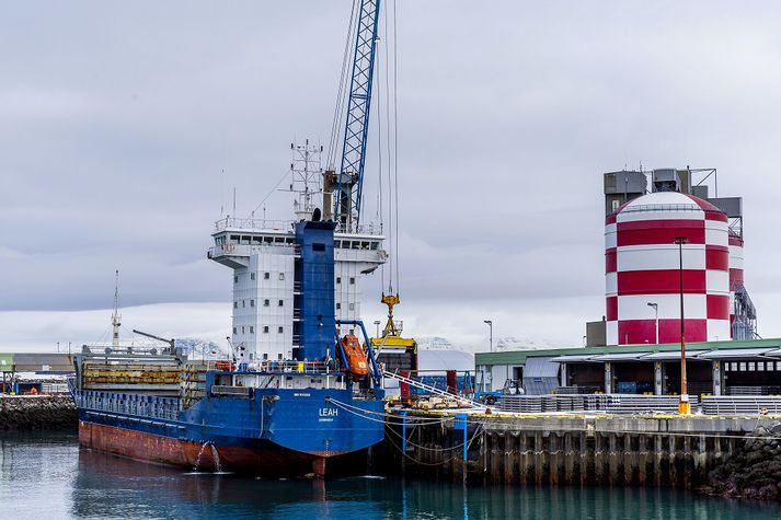 Starfsmenn í verkfalli afferma skipið áður en stjórnendur byrja að lesta áli.