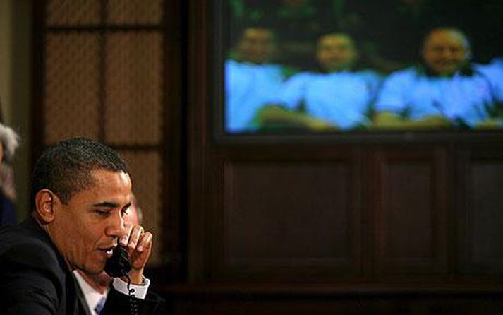 „Jæja, hvernig er veðrið annars hjá ykkur?“ Obama ræðir við áhöfn Alþjóðlegu geimstöðvarinnar í gær.