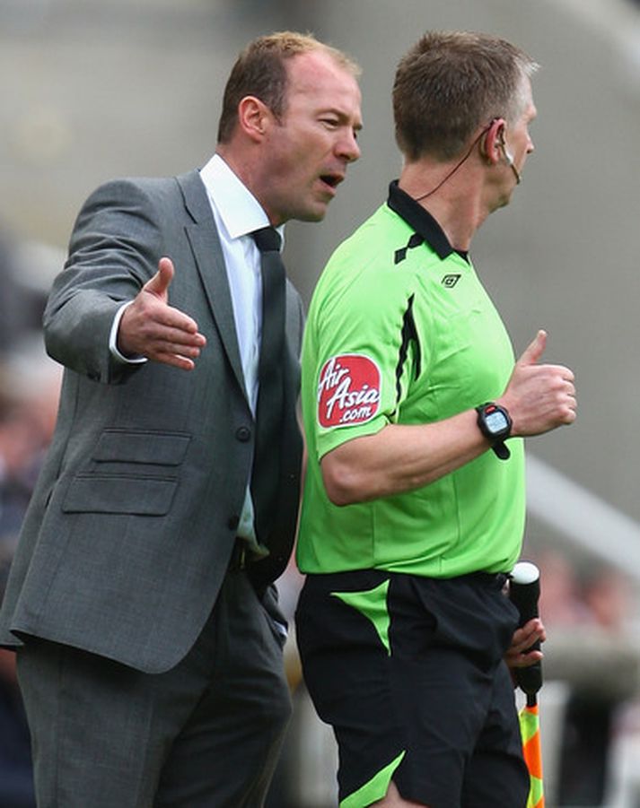 Alan Shearer, stjóri Newcastle, lætur aðstoðardómarann heyra það í dag.