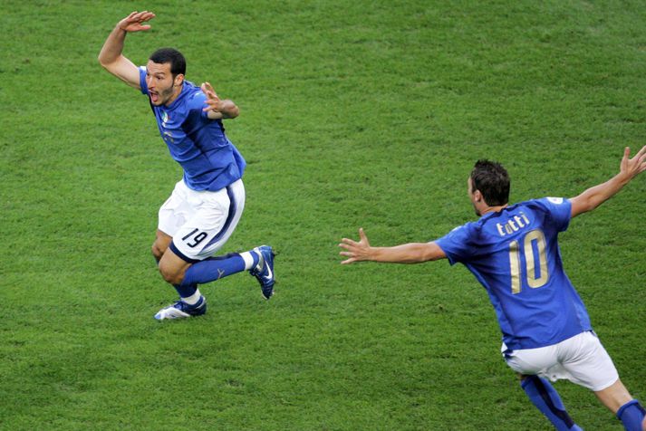 Gianluca Zambrotta og Francesco Totti fagna á HM 2006. Sá fyrrnefndi þarf að fara undir hnífinn sem fyrst.