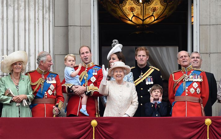 Breska konungsfjölskyldan veifa almenningi úr Buckingham höllinni.