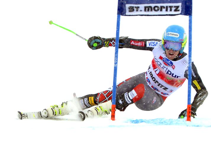 Ted Ligety sest næstum því í snjóinn því hann fer svo lágt þegar hann beygir.