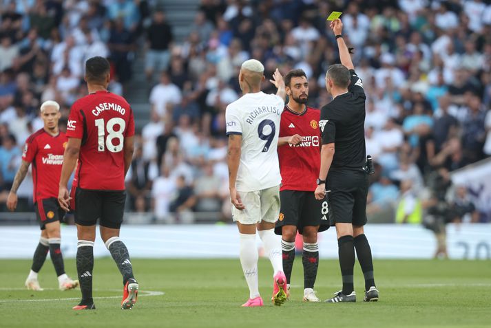 Bruno Fernandes var ekki sáttur með að fá ekki vítaspyrnu en fékk gult spjald.