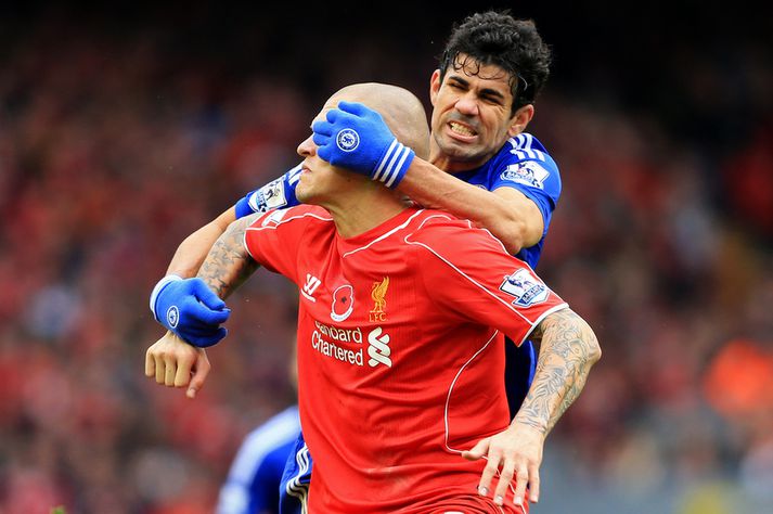 Diego Costa hjá Chelsea tekur á Martin Skrtel hjá Liverpool í leik liðanna á dögunum.