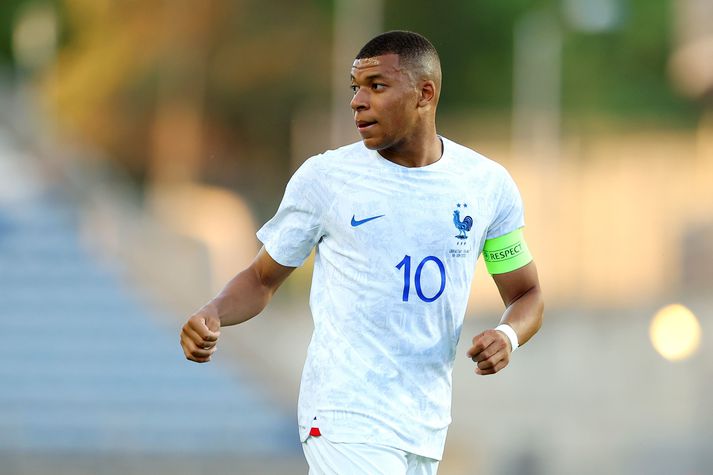 Kylian Mbappe skoraði eina mark Frakklands úr vítaspyrnu í seinni hálfleik og setti franskt met í markaskorun í öllum keppnum með lands- og félagsliði.