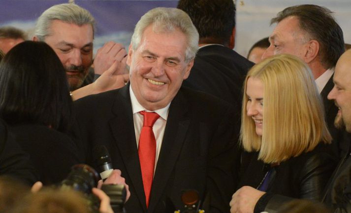 Zeman fagnar sigri í kosningunum í dag.