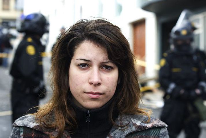 Stefania við Vatnsstíg Gríski nemandinn hrópaði og kallaði á íslensku við mótmælin, en það sem var að gerast fékk hana til að hugsa til stóratburða frá sínum heimahögum árið 1973.
fréttablaðið/valli