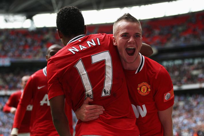 Cleverley fagnar sigurmarki Nani gegn Manchester City á Wembley í gær.