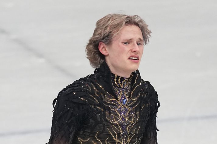 Ilia Malinin sést hér á svellinum en hlutirnir gengu heldur betur ekki upp hjá honum í keppninni þar sem fólk bjóst við að sjá hann vinna gullið.