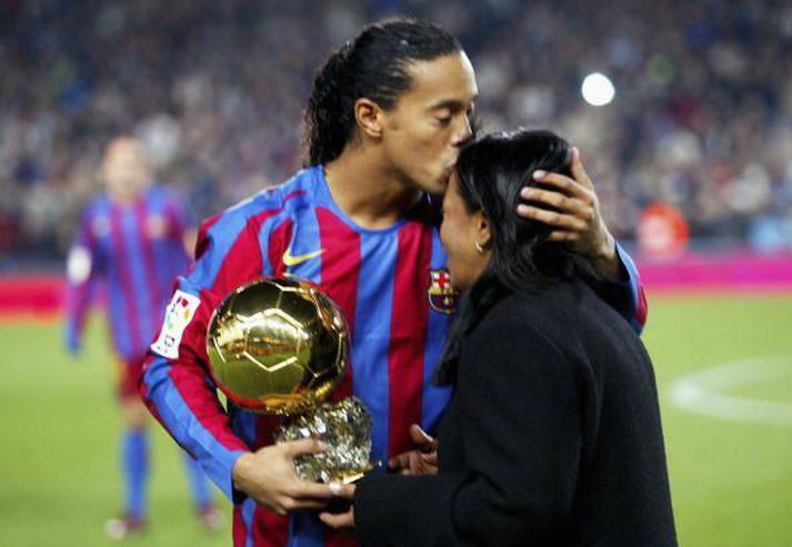 Ronaldinho og mamma hans er Brassinn var á mála hjá Barcelona.