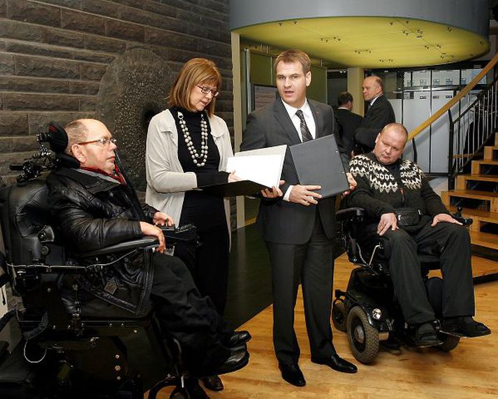 Ráðherrar fá niðurstöður. Álfheiði Ingadóttir heilbrigðisráðherra og Árna Páli Árnasyni félagsmálaráðherra voru afhentar niðurstöður starfshópsins í gær.
Fréttablaðið/gva