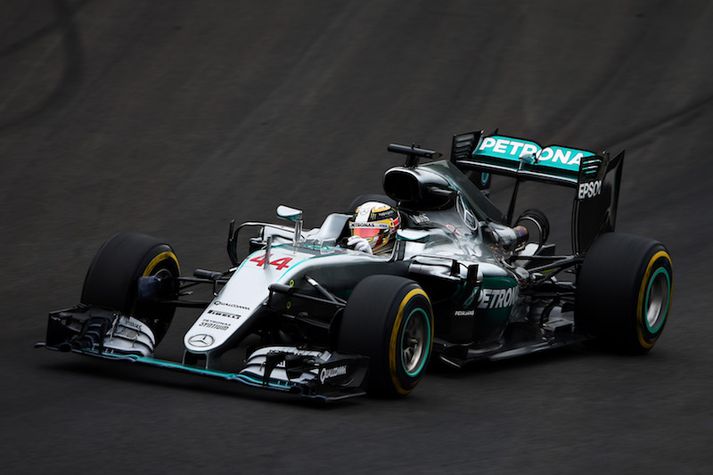 Lewis Hamilton fékk fyrsta sætið upp í hendurnar í dag.