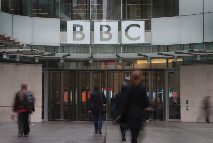 Tony Hall, útvarpsstjóri BBC, segir að gripið sé til þessa aðgerða nú vegna þess að aðrar tilraunir BBC um að ræða við yfirvöld í Íran hafi verið hunsaðar.