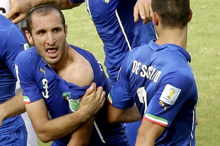 Giorgio Chiellini sýnir bitfarið.