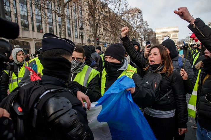 Frá þrettándu mótmælum gulu vestanna í París um síðustu helgi.