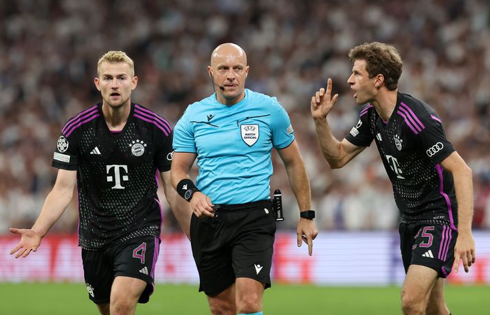 Matthijs de Ligt og Thomas Müller kvarta við Szymon Marciniak, dómara leiks Real Madrid og Bayern München.