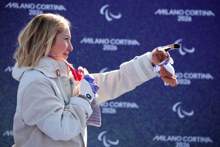 Cecile Hernandez heldur um gullverðlaunin og bendir á dóttur sína sem fylgdist með.