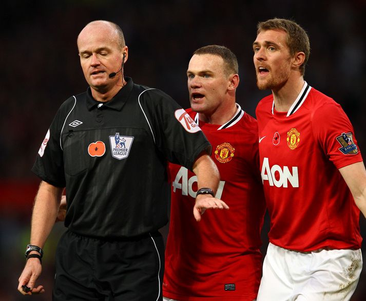 Fletcher rífst hér í dómaranum með Wayne Rooney.