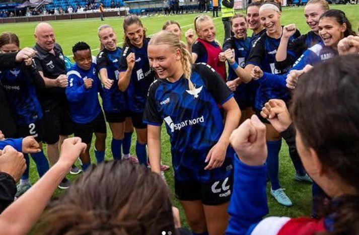 Íslenska knattspyrnukonan Emelía Óskarsdóttir er komin til baka eftir erfið meiðsli og fékk flott verðlaun hjá félaginu sínu, HB Köge.