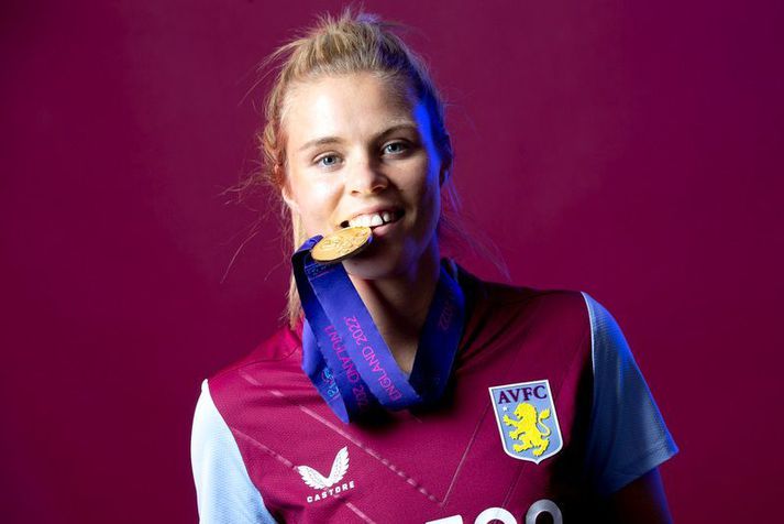 Rachel Daly komin í búning Aston Villa og með EM-gullið sem hún vann með enska landsliðinu á dögunum.