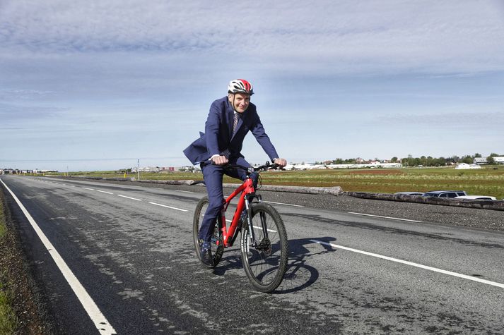 Guðni Th. Jóhannesson, forseti Íslands, hjólar frá Bessastöðum að Álftanesskóla til að greiða atkvæði sitt í forsetakosningunum.