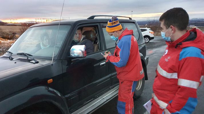 Íbúar sem búa utan áhættusvæða á Seyðisfirði fengu að snúa aftur heim í dag. Björgunarsveitarmenn sáu um að skrá alla sem sneru aftur.