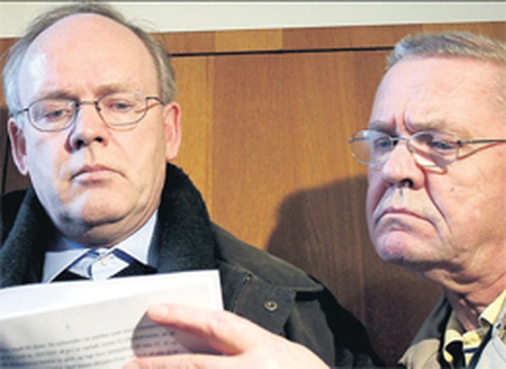 Gestur Jónsson, lögmaður
Jóns Ásgeirs, og Jakob Möller
hæstaréttarlögmaður skoða dóminn.