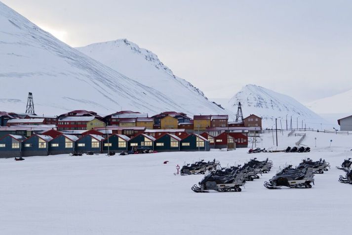 Frá Longyearbyen á Svalbarða þar sem á þriðja þúsund manns búa.