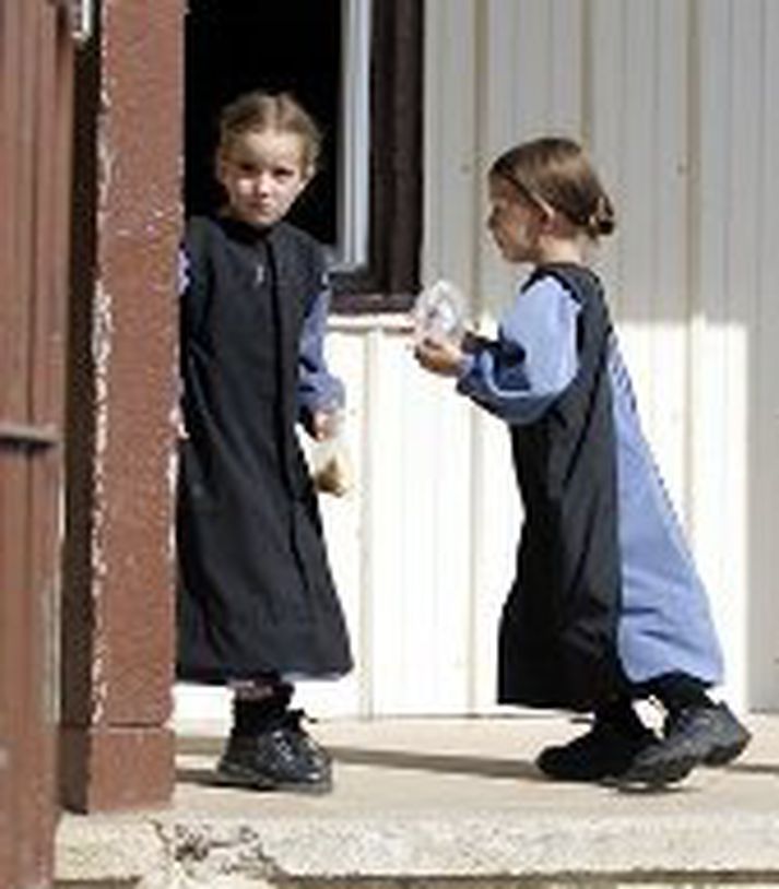 Amish stúlkur leika sér á skólatröppum í smábæ í Pensilvaníu.