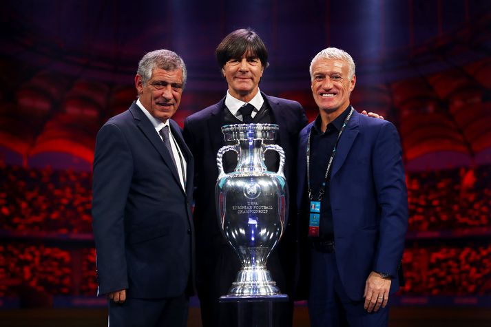 Fernando Santos, Joachim Löw og Didier Deschamps við Henri Delaunay bikarinn sem keppt er um á Evrópumótinu.