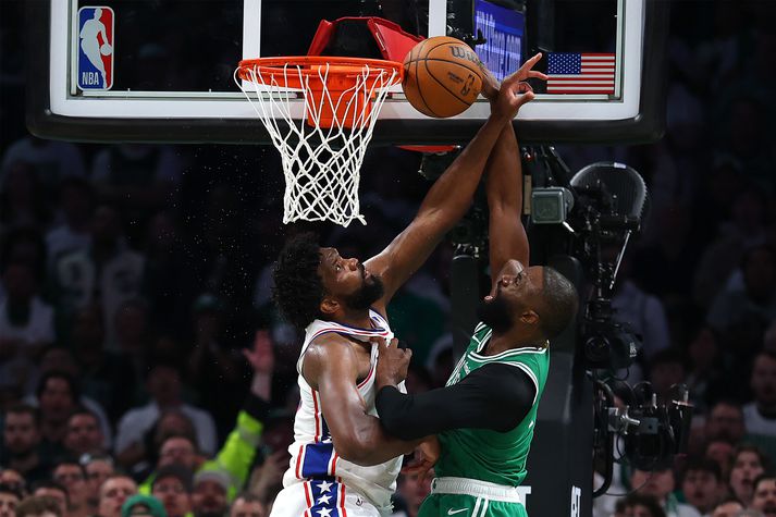 Joel Embiid reynir að stöðva Jaylen Brown.