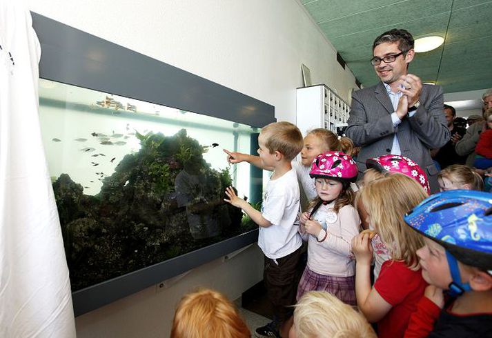 Barnabarnabörn Gísla Halldórssonar arkitekts, sem hannaði Vesturbæjarlaugina, hjálpuðu til. 
fréttablaðið/arnþór