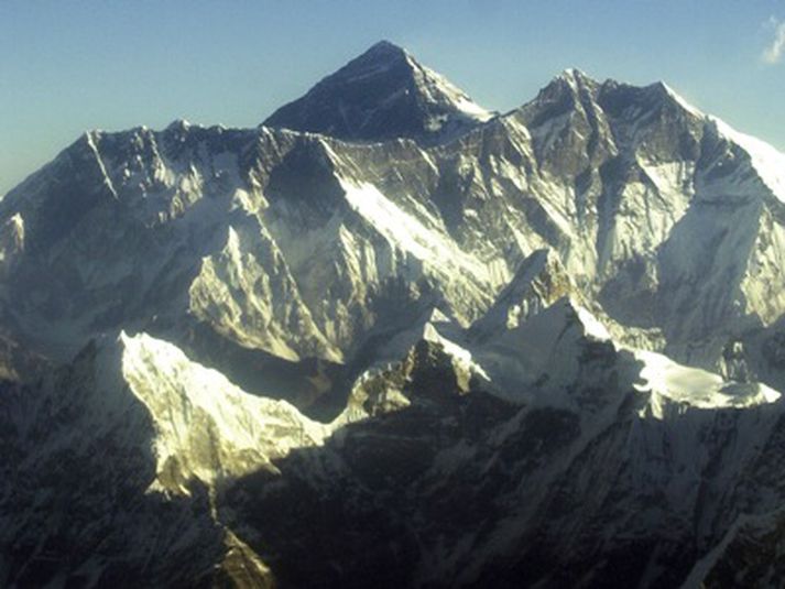 Það kostar á bilinu 600 þúsund til tveggja milljóna að klífa Everest fjall, sem er gífurleg fjárhæð í Nepal þar sem mánaðarlaun eru tæpar fimmtán þúsund krónur.