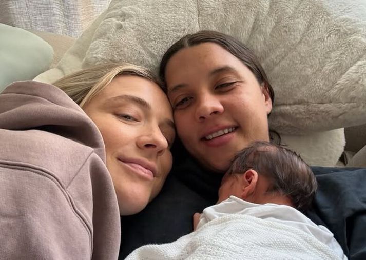 Kristie Mewis og Sam Kerr með nýfæddan son sinn.