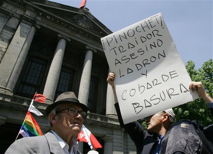 Andstæðingar Pinochet fjölmenntu fyrir framan dómstólinn þar sem réttað var í máli hans.