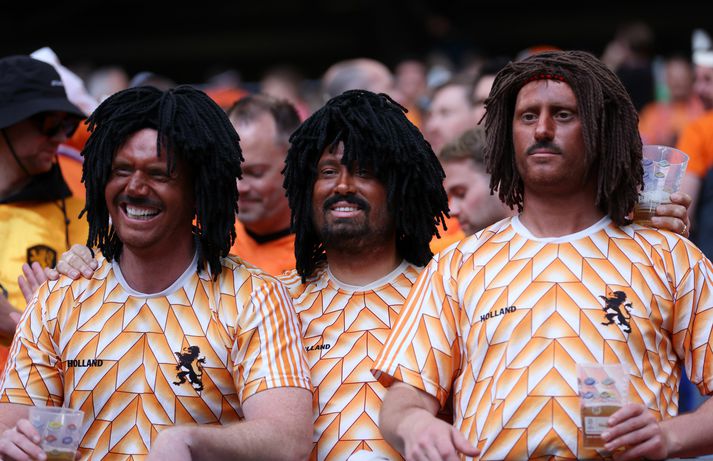Hollensku stuðningsmennirnir í gervi Ruud Gullit á fyrsta leik Hollendinga á Evrópumótinu.