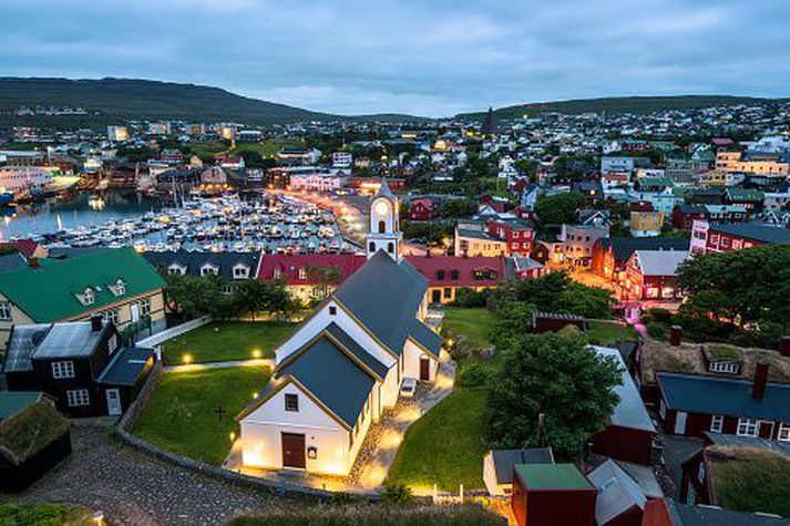 Reglurnar eru nú sambærilegar þeim sem gilda hér á landi að sögn Shahin Gaini, smitsjúkdómalæknis í Færeyjum.