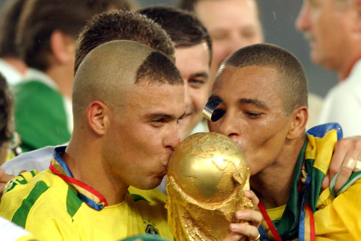 Ronaldo með hræðilegu klippinguna og heimsbikarinn eftir sigurinn í úrslitaleiknum 2002.