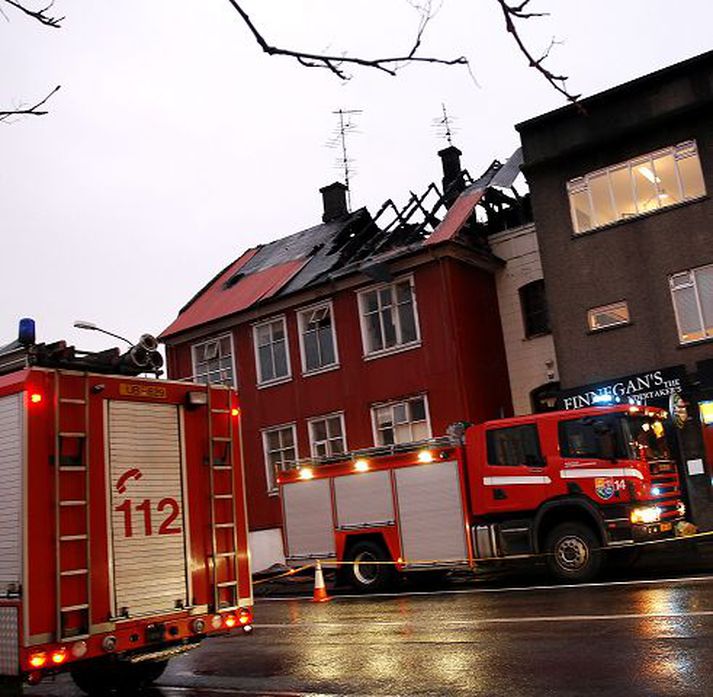 Hverfisgata 28. Húsið er mjög laskað. Risið er nánast brunnið af og afgangur hússins gegnsósa af vatni. Fréttablaðið/gva