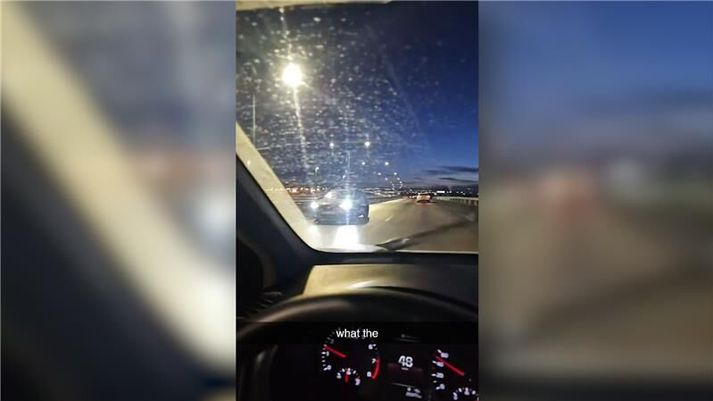 Vegfarandi náði myndbandi af bílnum á röngum vegarhelming. 