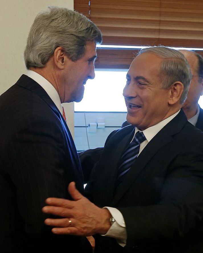 fundur í jerúsalem John Kerry, utanríkisráðherra Bandaríkjanna, fundaði með Benjamín Netanjahú, forsætisráðherra Ísraels, í Jerúsalem. Fréttablaðið/AP