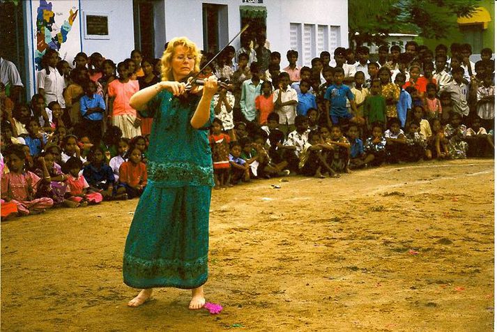 Guðný Guðmundsdóttir er ein þeirra sem fram koma á tónleikunum í kvöld. Hér leikur hún fyrir börn á Indlandi.